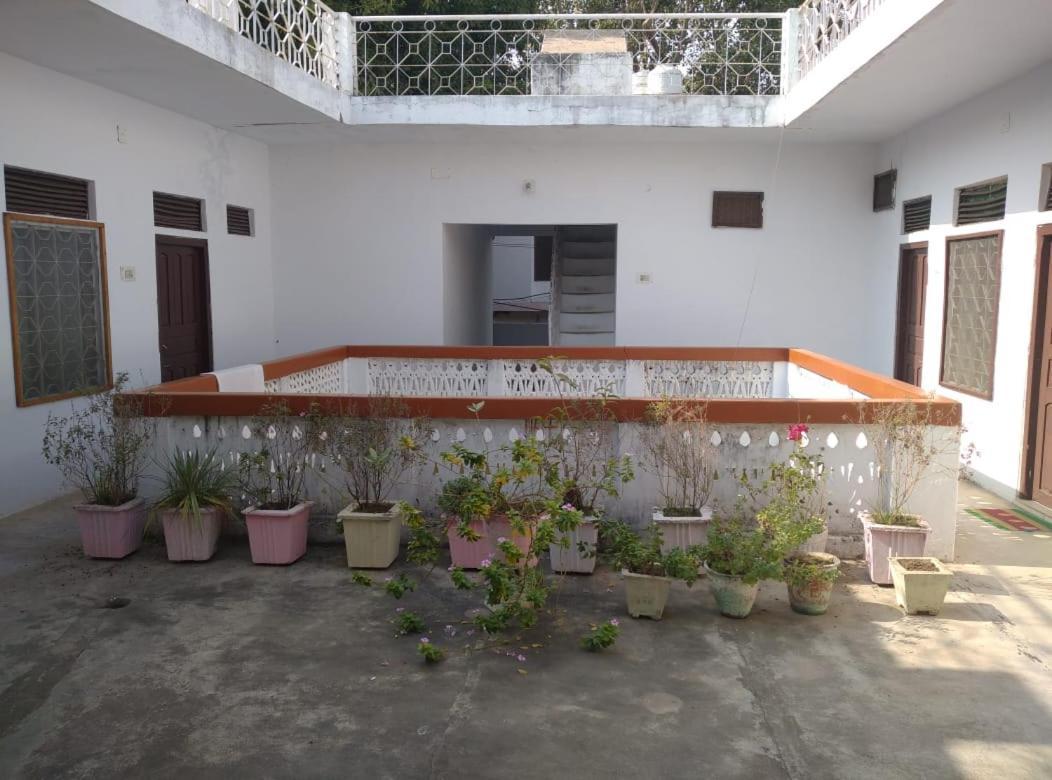 Hotel Yogi Lodge Khajurāho Екстериор снимка